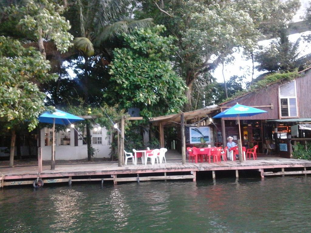 نهر دولسي Hotel Y Restaurante Backpackers المظهر الخارجي الصورة